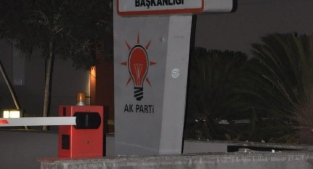 İzmir’de Ak Parti İlçe Binası Önüne Ses Bombası Atıldı