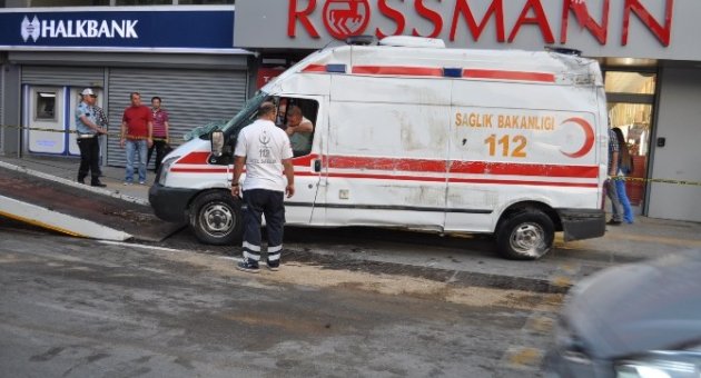 İzmir’de Ambulans Otomobille Çarpıştı: 6 Yaralı
