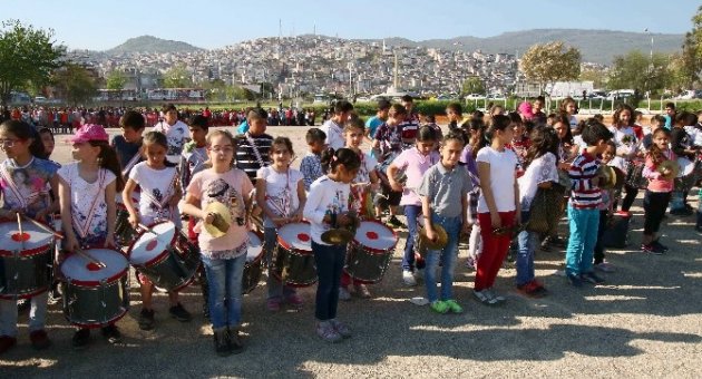 İzmir’de Bin 230 Çocuk "atam İzindeyiz" Yazacak