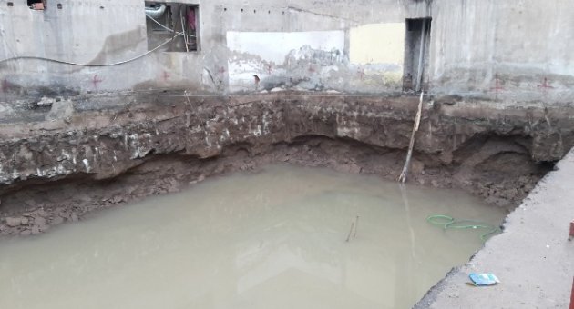 İzmir’de Bir İnşaatın Temeline Su Dolması Tehlikeye Neden Oldu