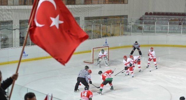 İzmir’de Buz Hokeyi Heyecanı
