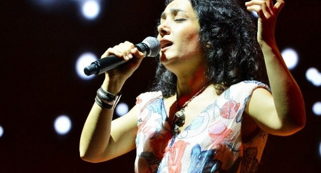 İzmir’de Çim Konserleri Perşembe Akşamlarının Vazgeçilmezi Oldu