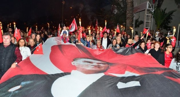 İzmir’de, Cumhuriyet Bayramı Fener Alayı Yürüyüşü İle Kutlandı