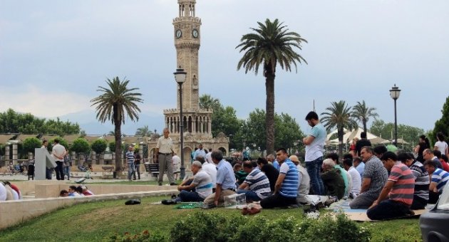 İzmir’de Demirel İçin Gıyabi Cenaze Namazı