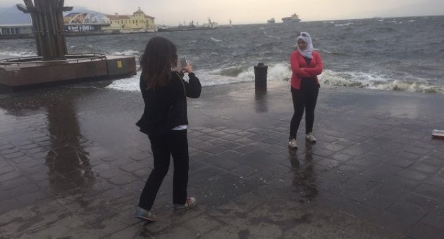 İzmir’de Deniz Taştı