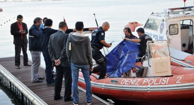İzmir’de Denizden Bir Erkek Cesedi Çıkarıldı