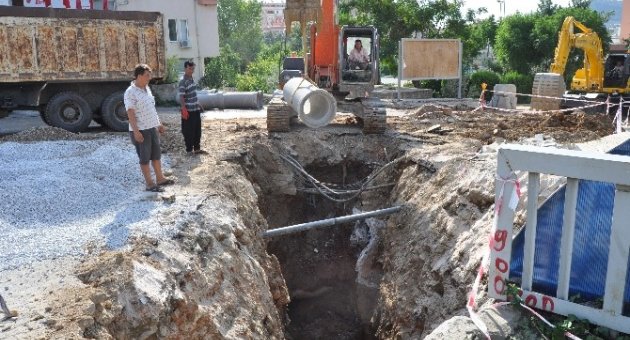 İzmir’de Elektrik Kesintisi Vatandaşları Çileden Çıkardı