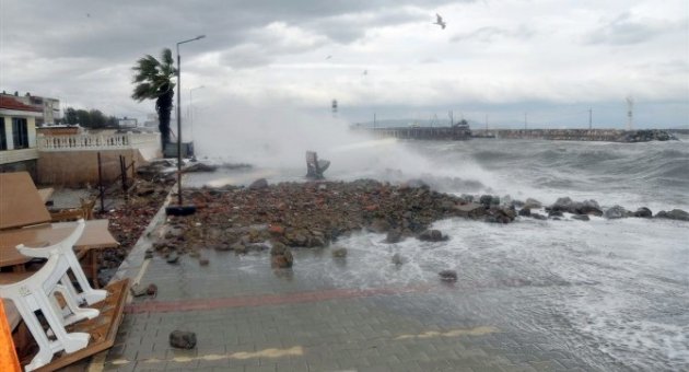 İzmir’de Fırtına Çatıları Uçurdu, Ağaçları Kökünden Söktü
