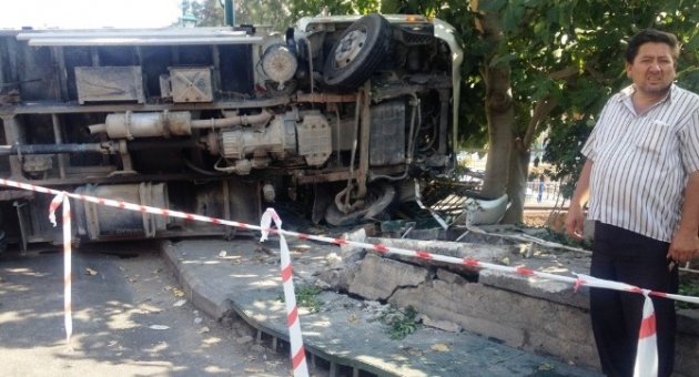 İzmir’de Freni Boşalan Kamyon Devrildi