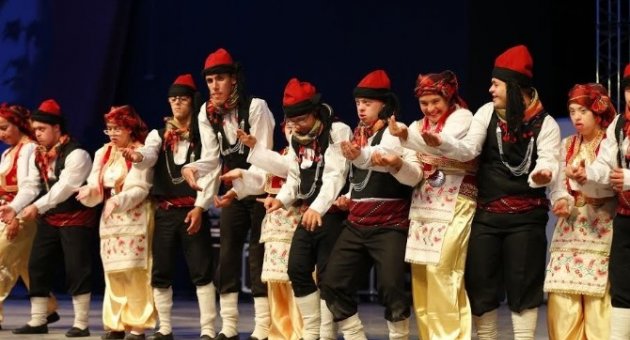 İzmir’de Halk Oyunları Rüzgarı