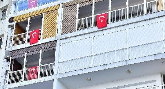 İzmir’de Her Yer Kırmızı Beyaz