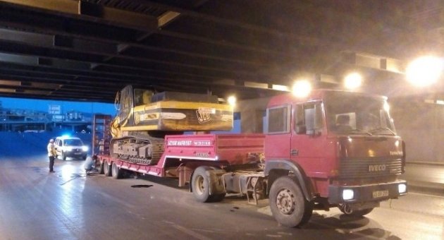 İzmir’de İş Makinesi Taşıyan Tır Alt Geçidin Tavanına Çarptı