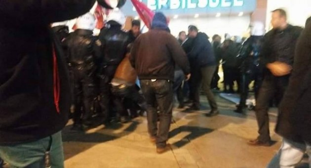 İzmir’de İzinsiz Gösteri Yapan Gruba Polisten Müdahale