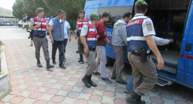 İzmir’de Jandarmadan Kaçak Göçmen Operasyonu