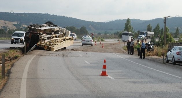 İzmir’de Kamyon Yolcu Otobüsüne Çarptı: 3 Yaralı