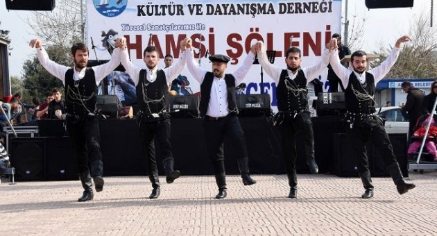 İzmir’de Karadenizliler Hamsi Şöleninde Coştu