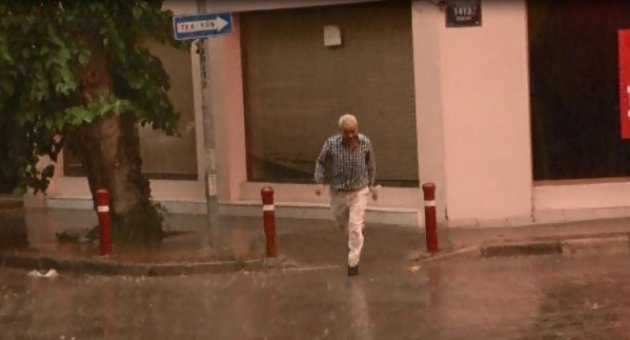 İzmir’de Kavurucu Sıcaklar Yerini Yağmura Bıraktı