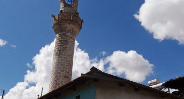 İzmir’de Minareye Yıldırım Düştü