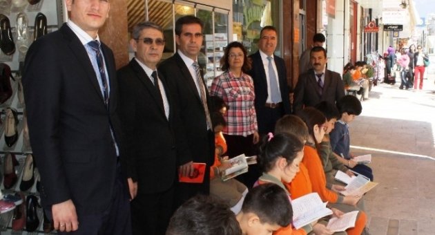 İzmir’de Öğrenciler Kaldırımlarda Kitap Okudu