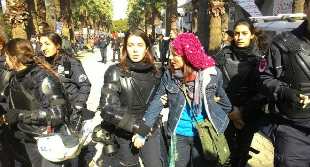 İzmir’de Olaylı Protesto: 25 Gözaltı