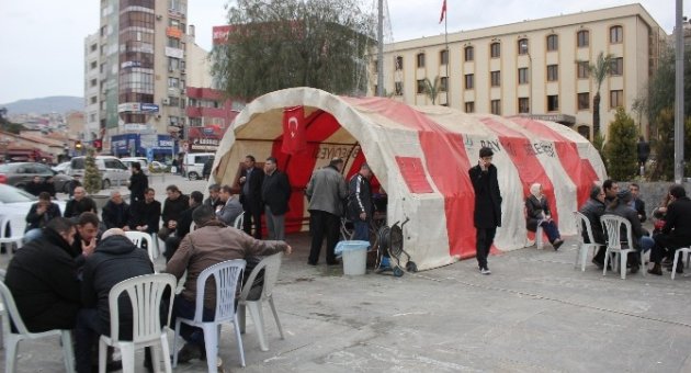 İzmir’de Ölen Ülkücü Genç İçin Taziye Çadırı Kuruldu