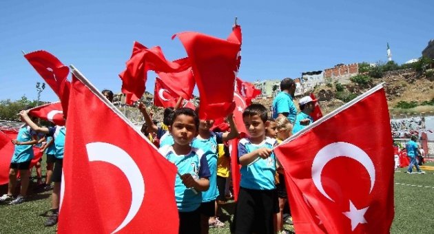 İzmir’de Onlarca Genç Bir Ağızdan Gençliğe Hitabeyi Okudu