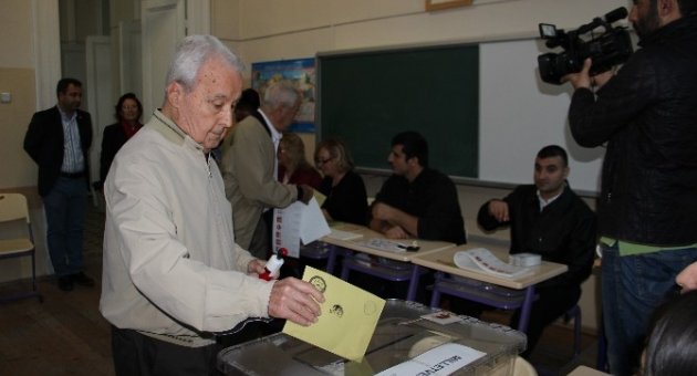 İzmir’de Oy Kullanmak İçin Vatandaşlar Erken Saatlerde Sandığa Koştu