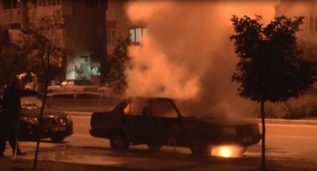 İzmir’de Park Halindeki Araba Alev Alev Yandı