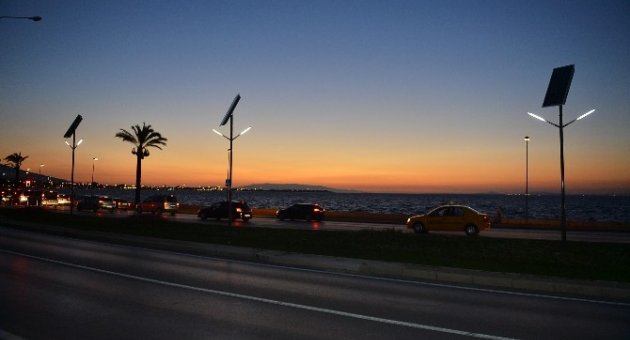 İzmir’de Sahile Güneş Enerjili Aydınlatma