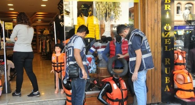 İzmir’de Sahte Can Yeleği Satan İşyerlerine Şok Baskınlar