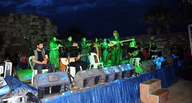 İzmir’de Sekiz Dilde Barış Şarkıları