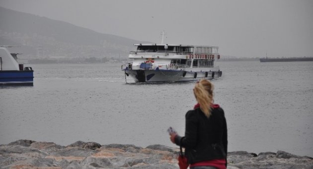 İzmir’de Şiddetli Lodos Feribot Seferlerini Vurdu