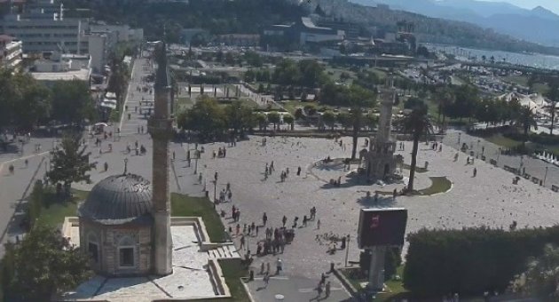 İzmir’de Şüpheli Motosiklet Meydanı Boşalttırdı