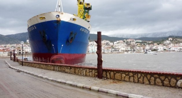 İzmir’de Sürüklenen Hayalet Gemiler Tehlike Saçtı