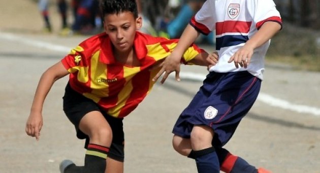 İzmir’de Toprak Sahada Futbol Coşkusu