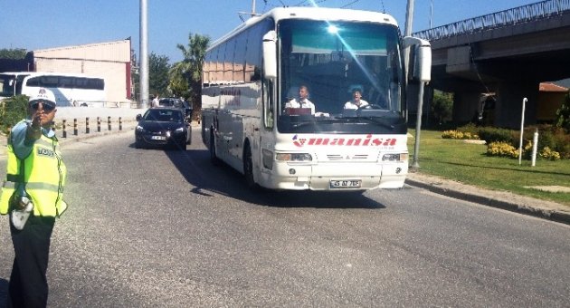 İzmir’de Trafikte Bayram Yoğunluğu Başladı