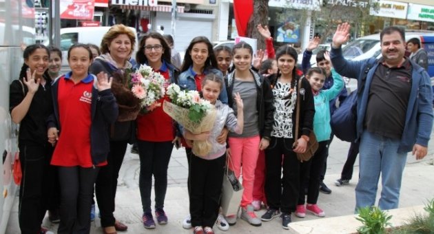 İzmir’de Uluslararası Çocuk Şenliği Başladı
