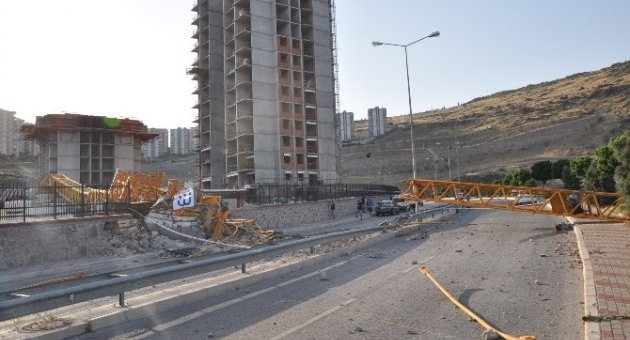 İzmir’de Vinç Faciası: 2 Ölü, 3 Yaralı