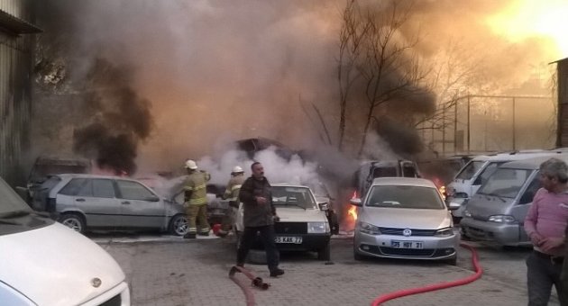 İzmir’de Yılın İlk Günü 11 Araç Yanarak Hurdaya Döndü