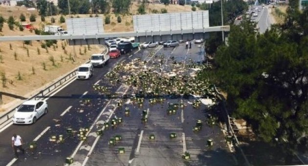 İzmir’de Yol Bira Gölüne Döndü
