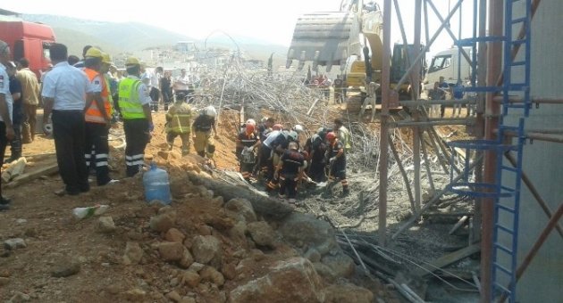 İzmir’de Yol İnşaatında İskele Çöktü: 4 İşçi Enkaz Altında