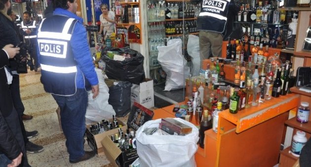 İzmir’in Göbeğinde Kaçak İçki Ve Sigara Satan İşyerlerine Baskın