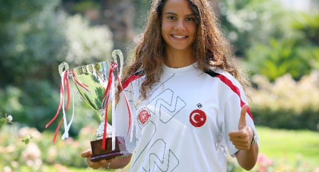 İzmirli İpek Avrupa Şampiyonu Oldu