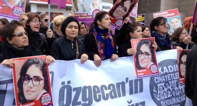İzmirli Kadınlar Özgecan İçin Ayakta