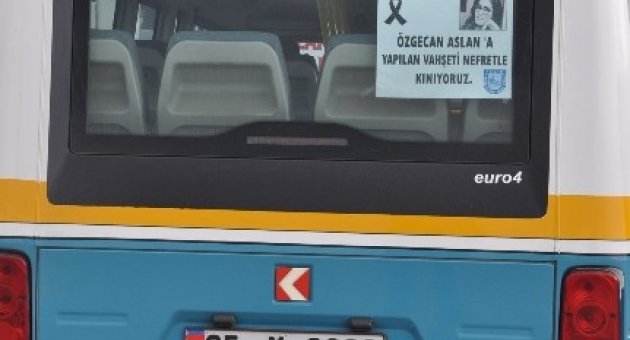 İzmirli Minibüsçüler Özgecan İçin Minibüslere Siyah Kurdele Taktı