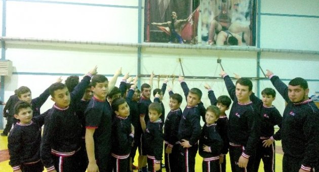 İznikli Güreşçilere Federasyondan Malzeme Yardımı