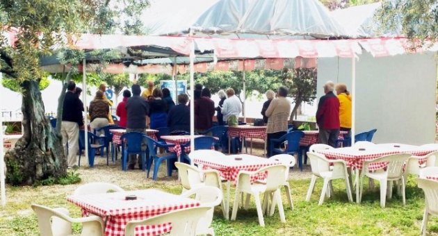 İznik’teki Ayasofya Cami Olunca, Ayini Çay Bahçesinde Yaptılar