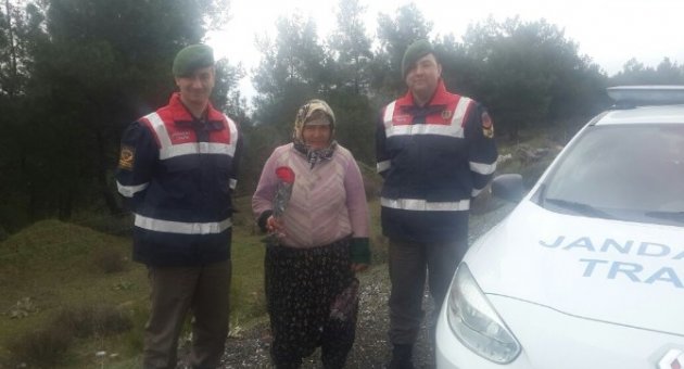 Jandarma’dan Annelere Karanfil