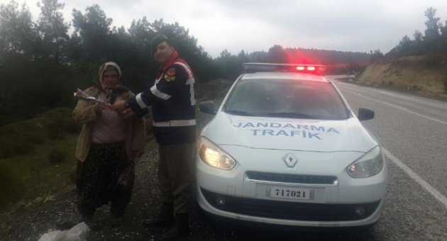 Jandarmadan Kadınlar Gününde Örnek Davranış