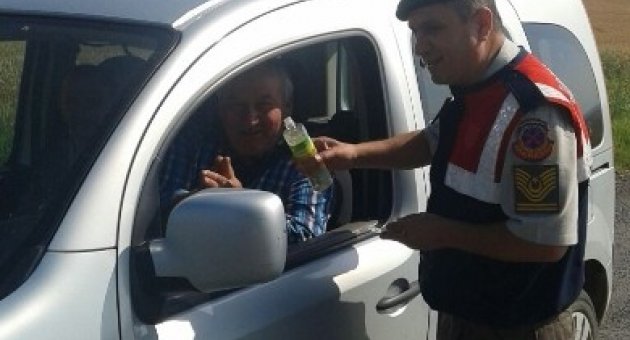 Jandarmadan Vatandaşa Kolonya Ve Şeker İkramı